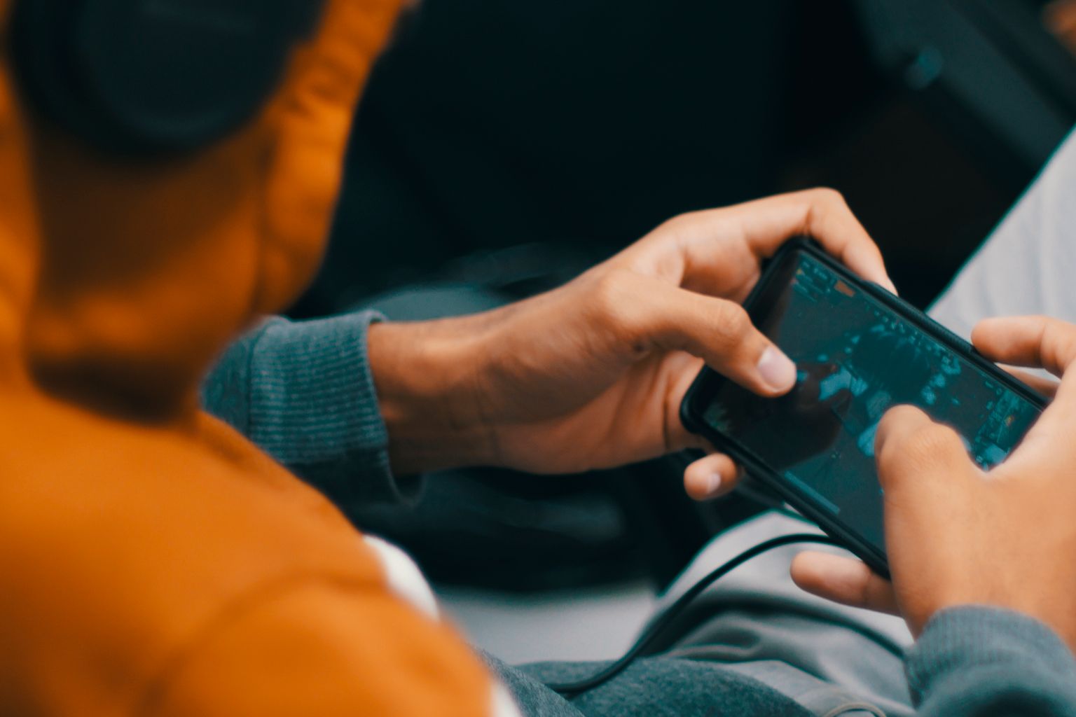 Игровой смартфон в 2026 году: как выбрать лучший вариант: игрок управляет персонажем на экране смартфона