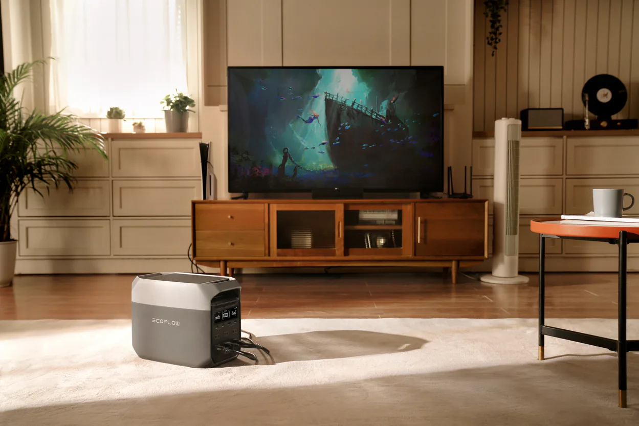 Пользователь управляет EcoFlow DELTA 3 Plus со смартфона